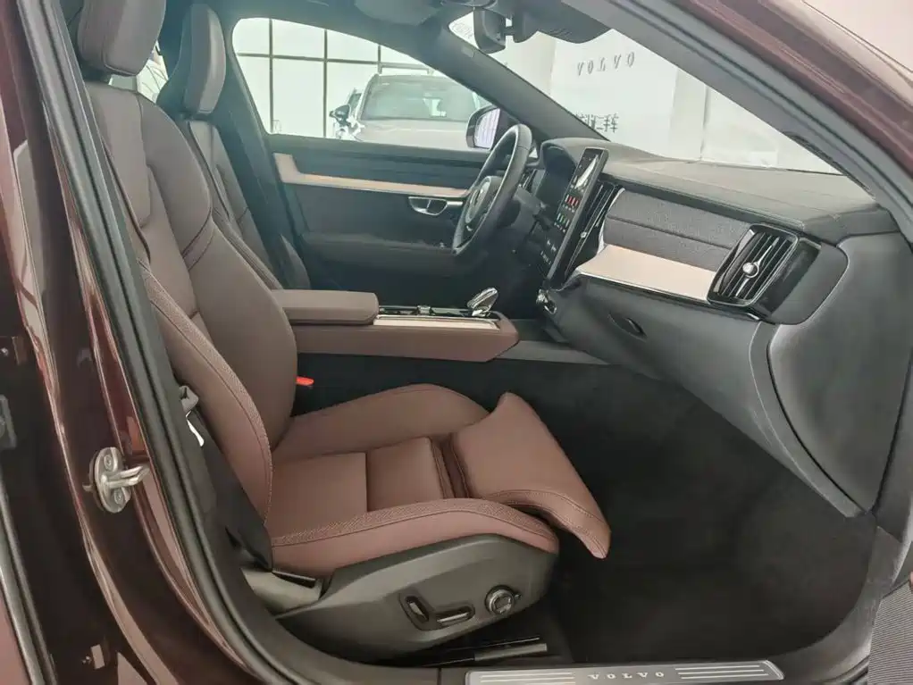 Volvo S90 PHEV — миниатюра 28