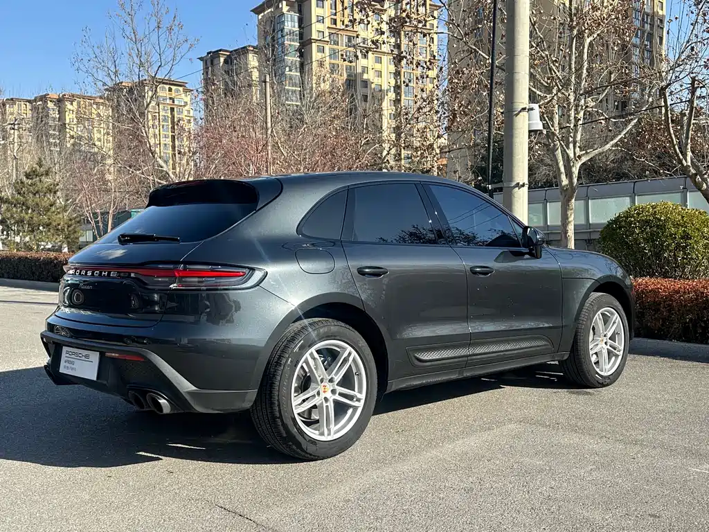PORSCHE MACAN