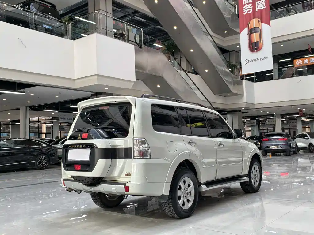 MITSUBISHI PAJERO