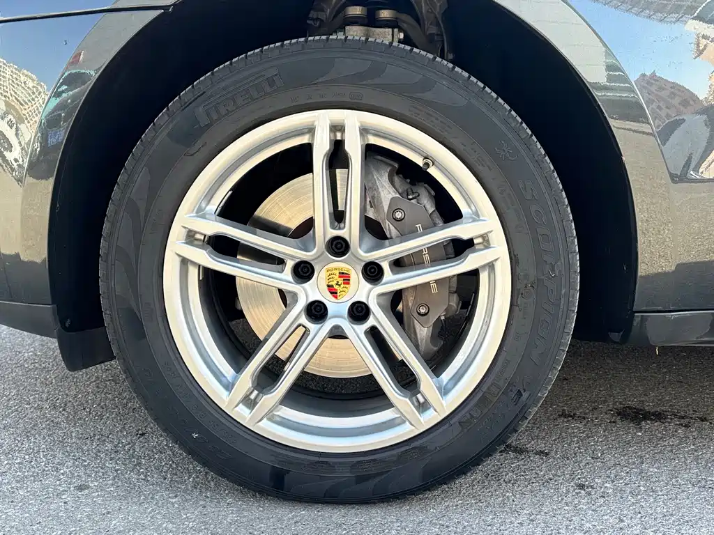 PORSCHE MACAN