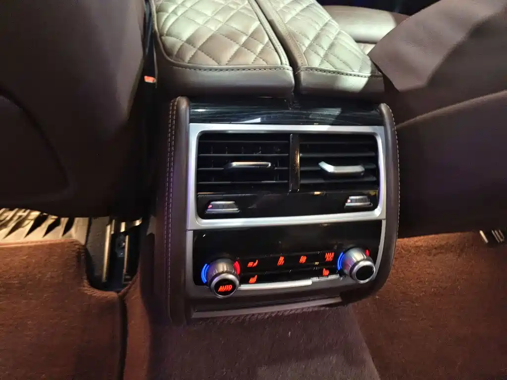 BMW 7 Series — миниатюра 10