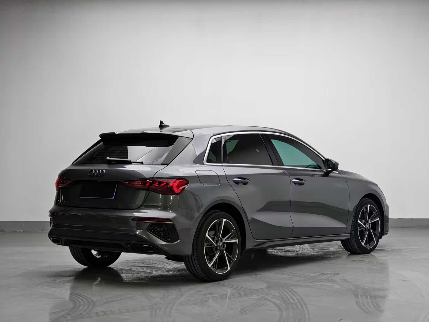 Audi A3 1.4 л 2024 г. Серебристо-серый, пробег 6000 км
