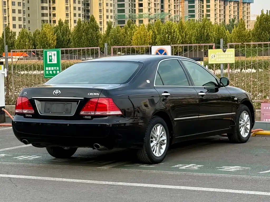 Toyota Crown — миниатюра 21