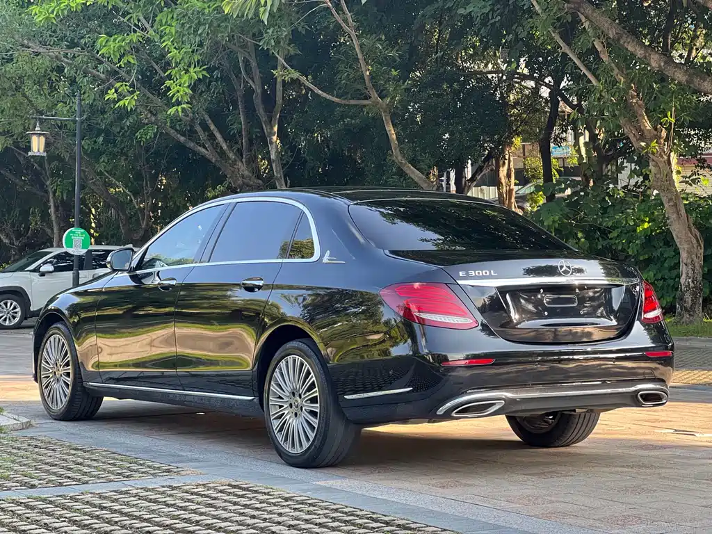 Mercedes-Benz E-Class — миниатюра 31