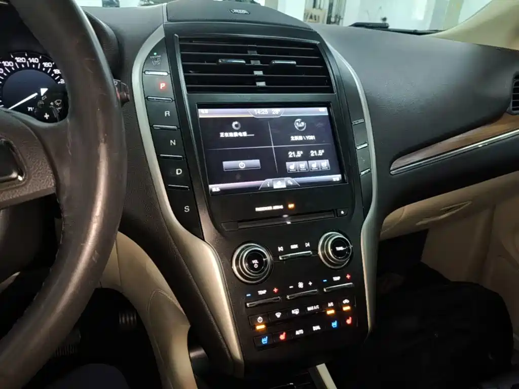 Lincoln MKC — миниатюра 13