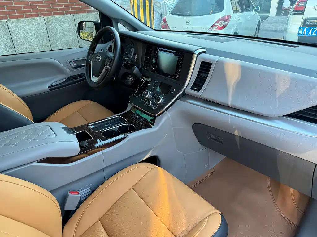 Toyota Sienna — миниатюра 13