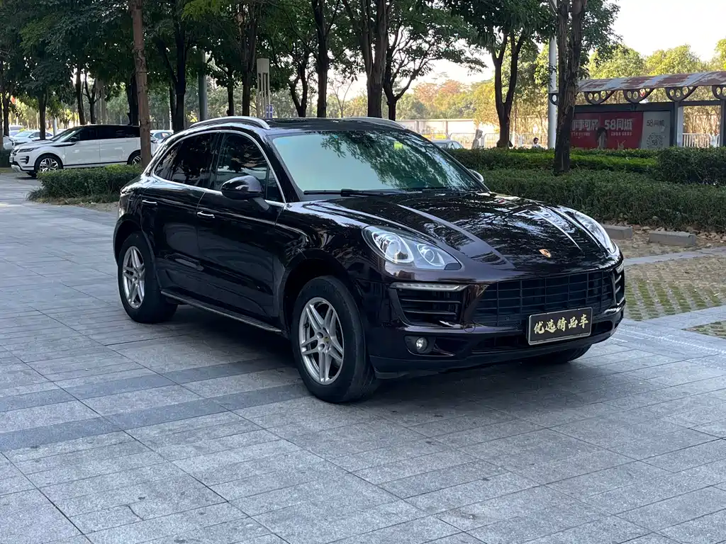 PORSCHE MACAN