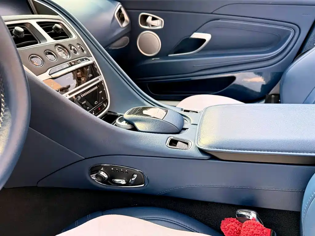 Aston Martin DB11 — миниатюра 10