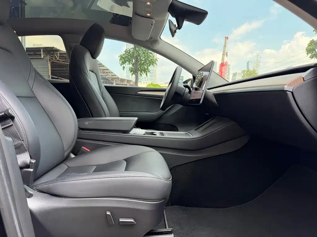 Tesla Model Y — миниатюра 7