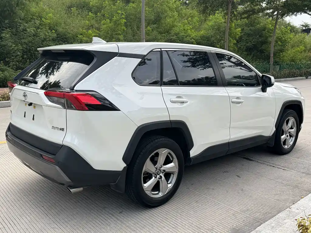 Toyota RAV4 — миниатюра 6