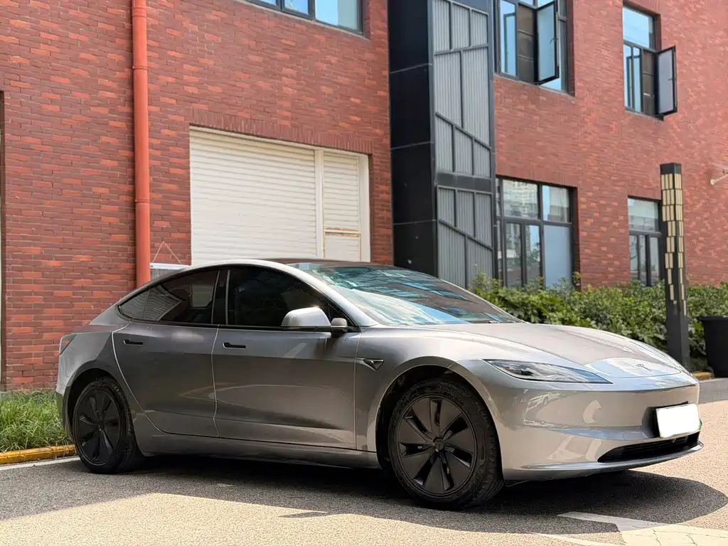 Tesla Model 3 — миниатюра 3