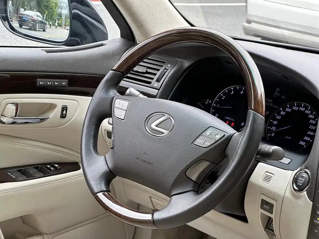 Lexus LS — миниатюра 9