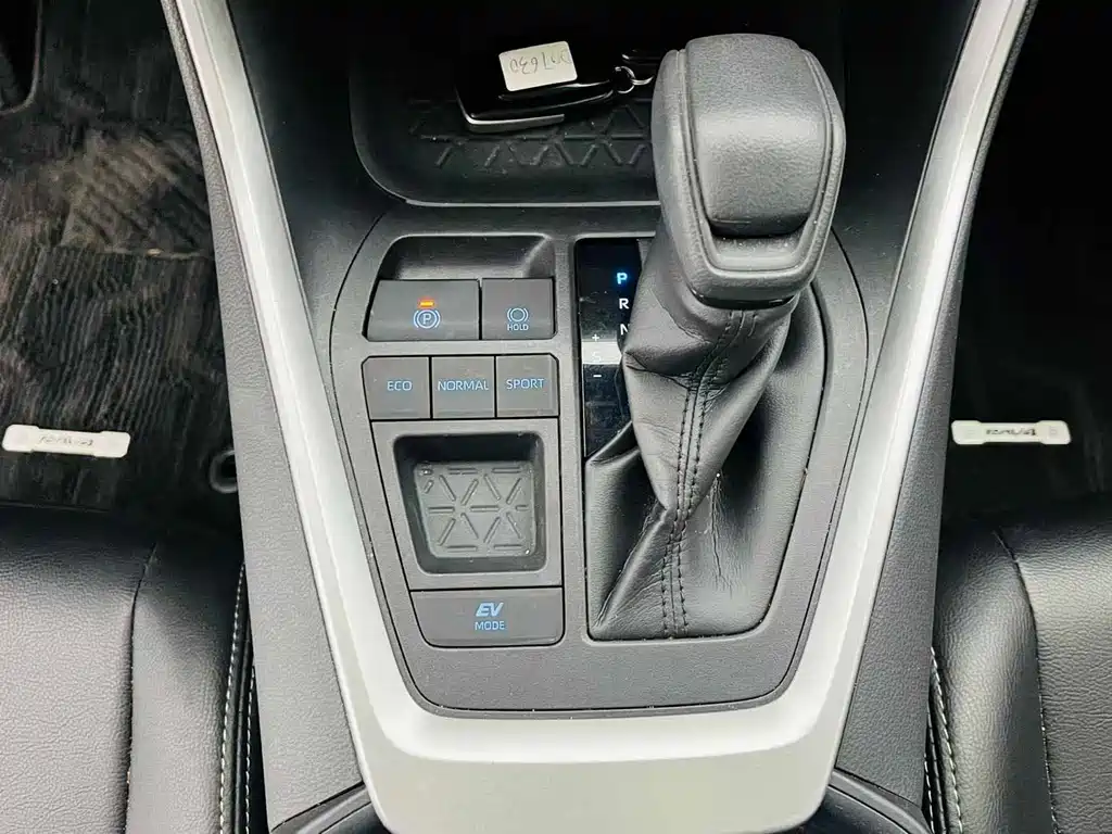 Toyota RAV4 — миниатюра 10