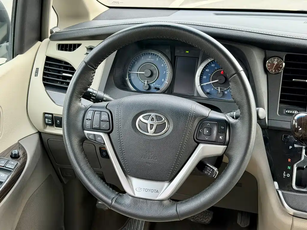 Toyota Sienna — миниатюра 7