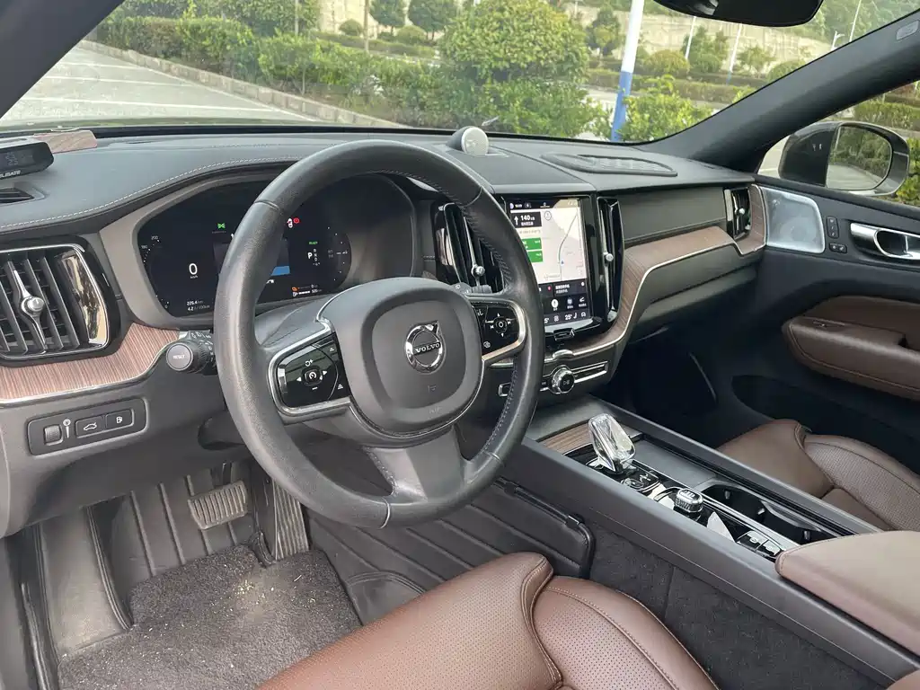 Volvo XC60 PHEV — миниатюра 13
