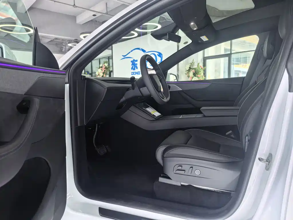 Tesla Model Y L — миниатюра 8