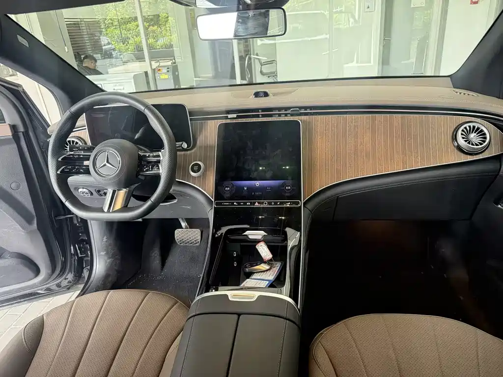 Mercedes-Benz EQE SUV — миниатюра 6