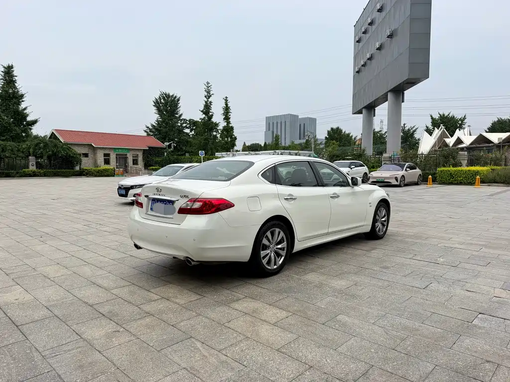 Infiniti Q70 Q70L 2.5L Luxury Edition, фото 6