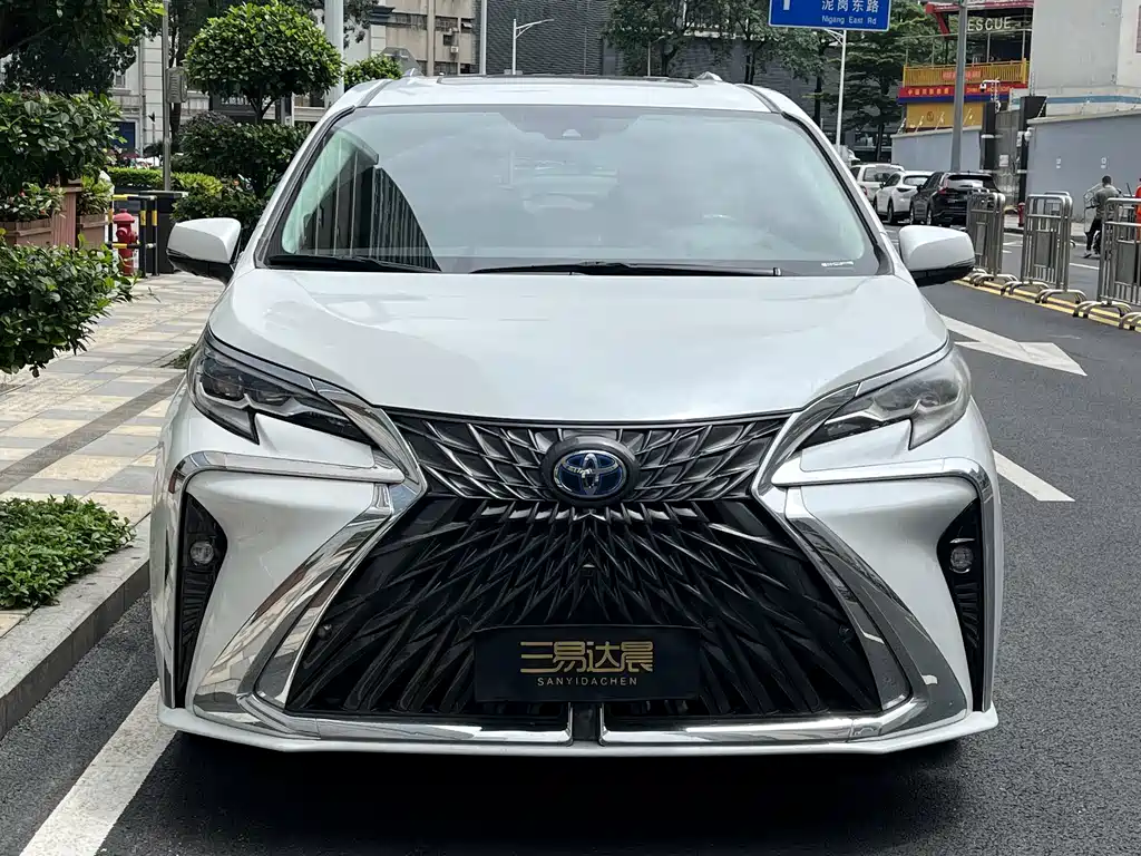 Toyota Sienna — миниатюра 2