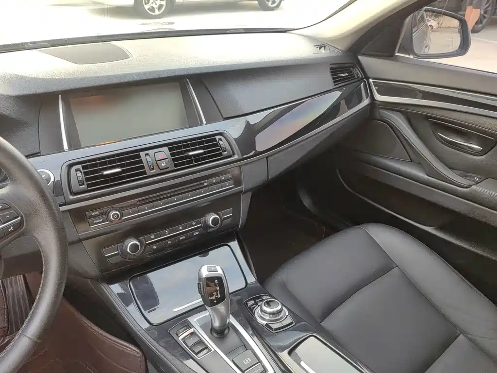 BMW 5 Series — миниатюра 6