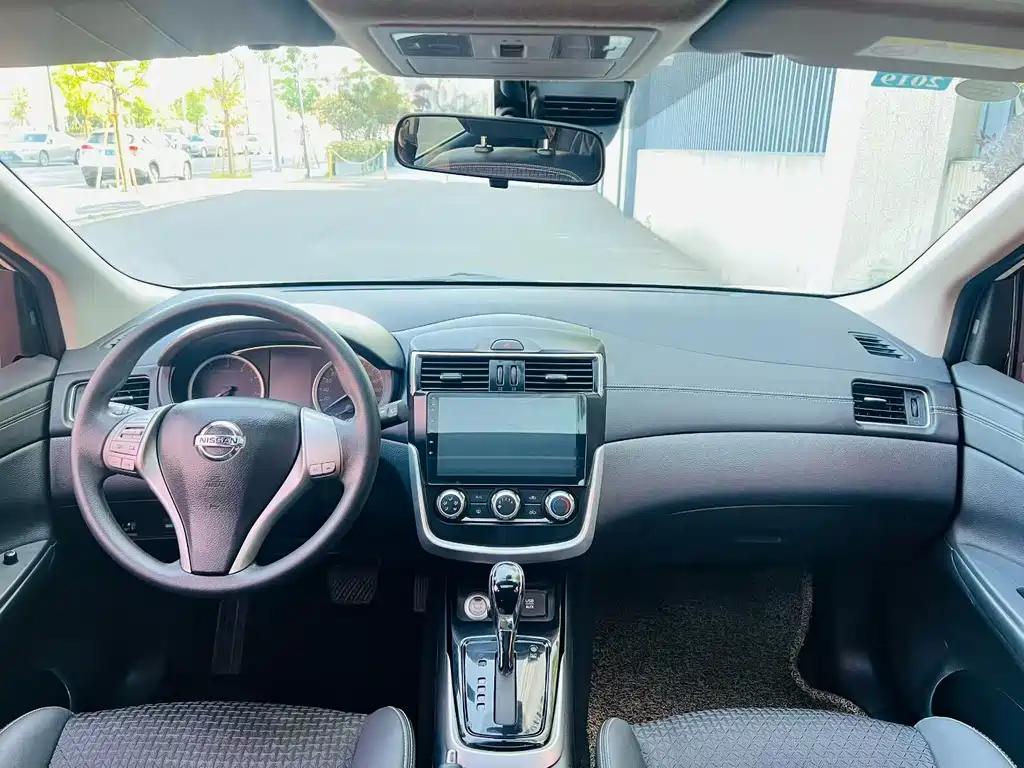 Nissan Tiida — миниатюра 8
