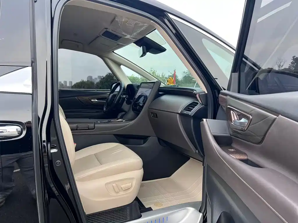Toyota Alphard — миниатюра 21