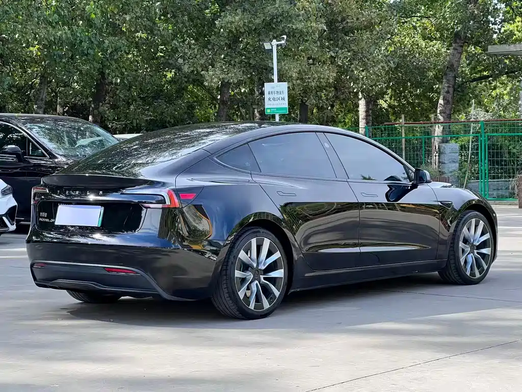 Tesla Model 3 — миниатюра 6