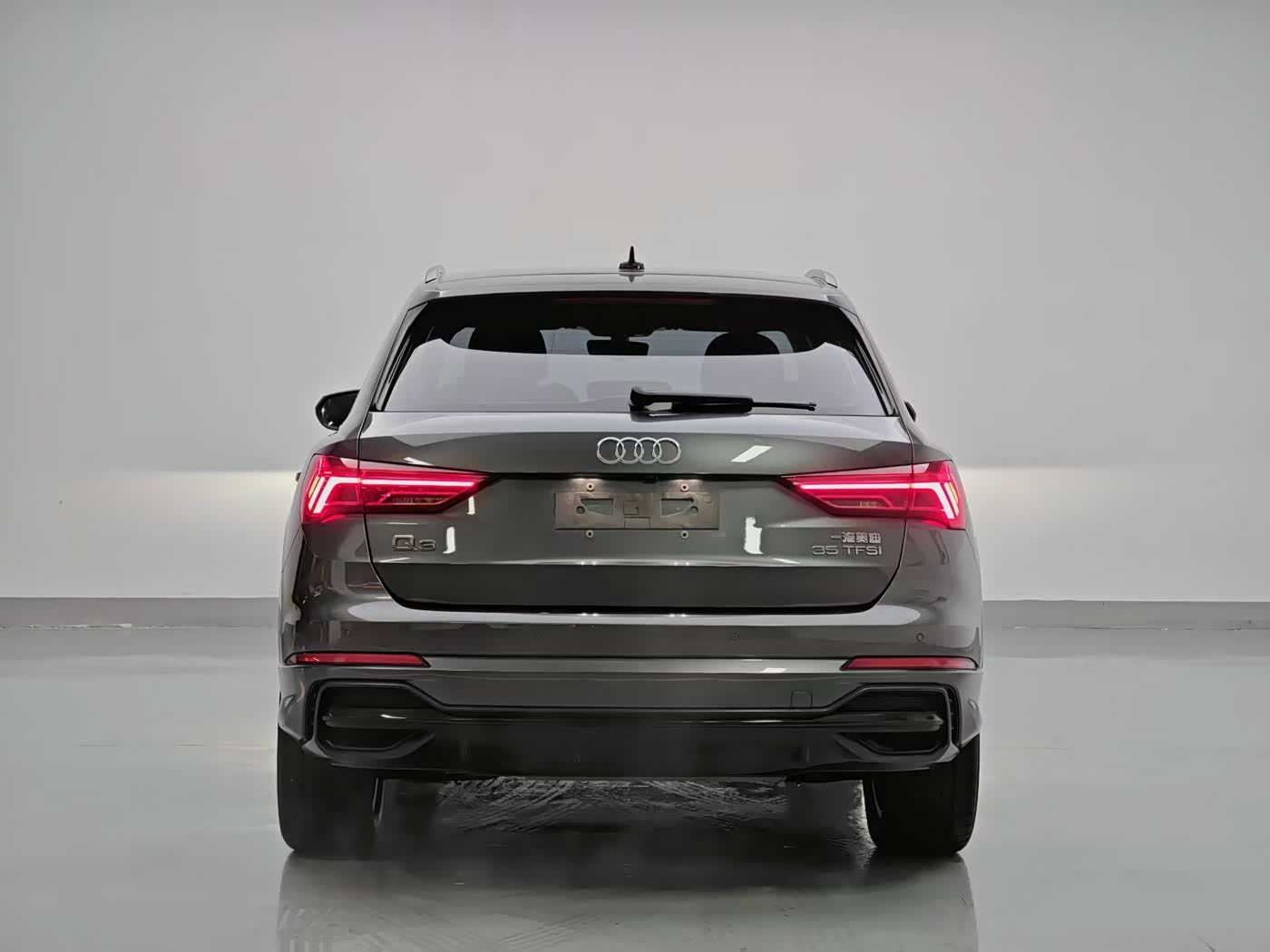 Audi Q3 1.4 л 2023 г. Серебристо-серый, пробег 32000 км