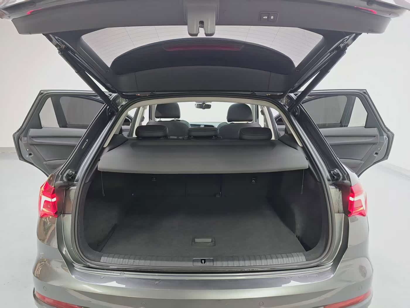 Audi Q3 1.4 л 2023 г. Серебристо-серый, пробег 32000 км