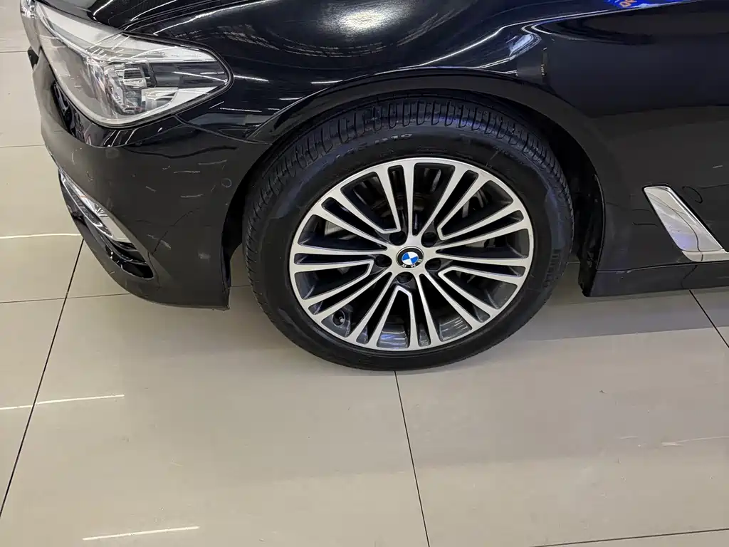 BMW 5 Series — миниатюра 2