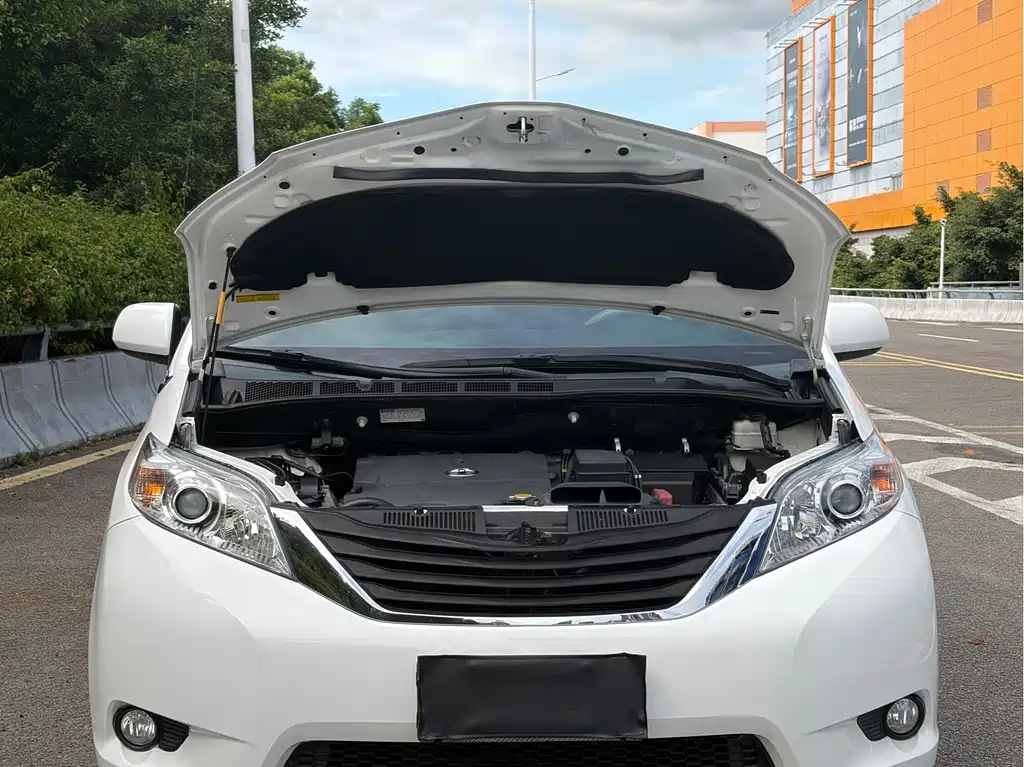 Toyota Sienna — миниатюра 16