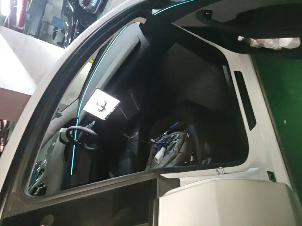 Tesla Model Y — миниатюра 20