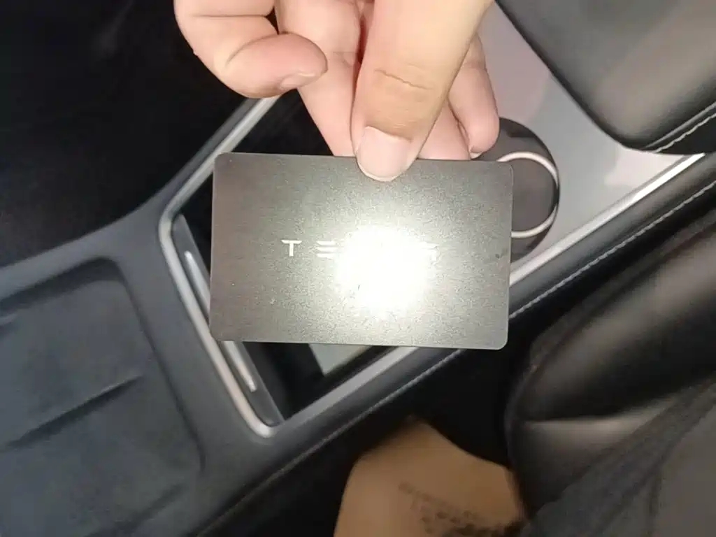 Tesla Model Y — миниатюра 9