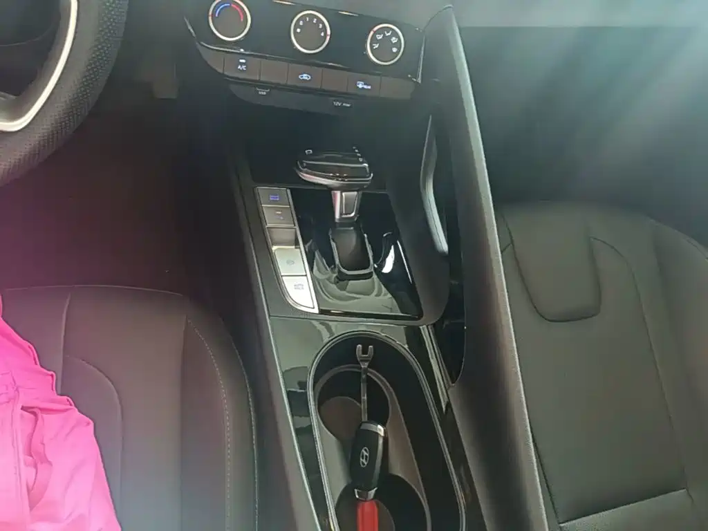 Hyundai Elantra — миниатюра 14