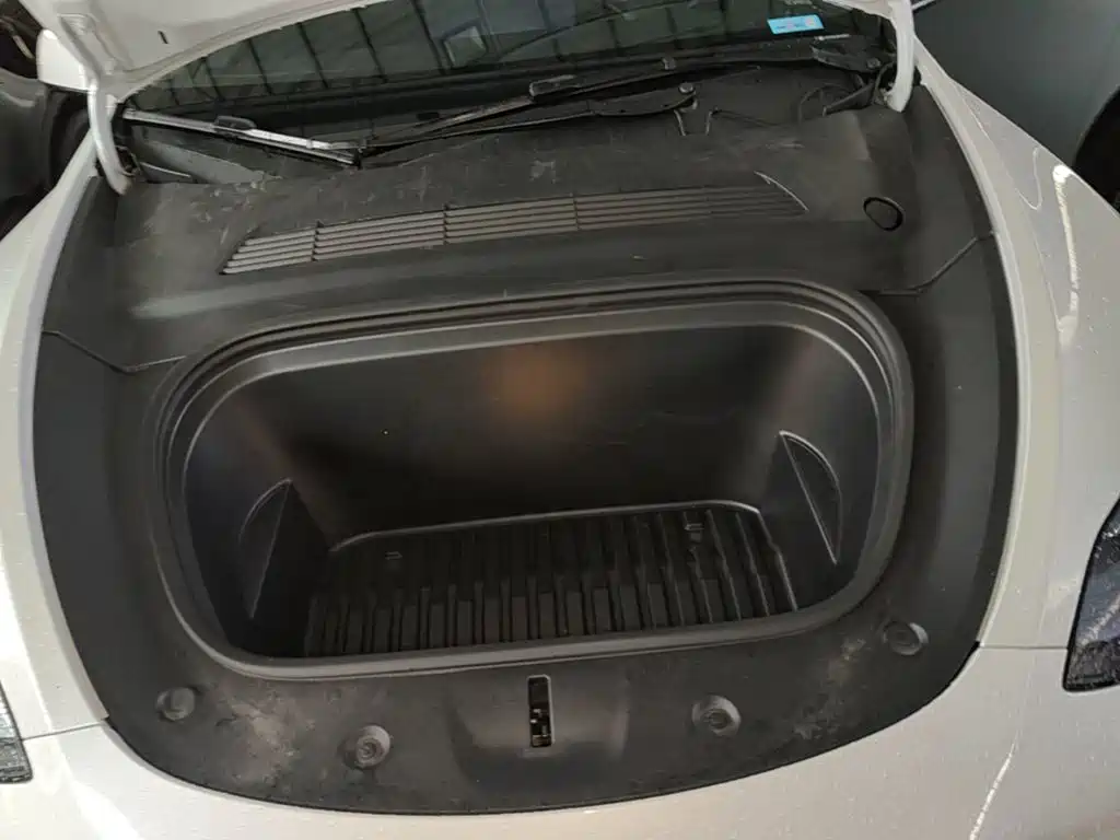 Tesla Model Y — миниатюра 20