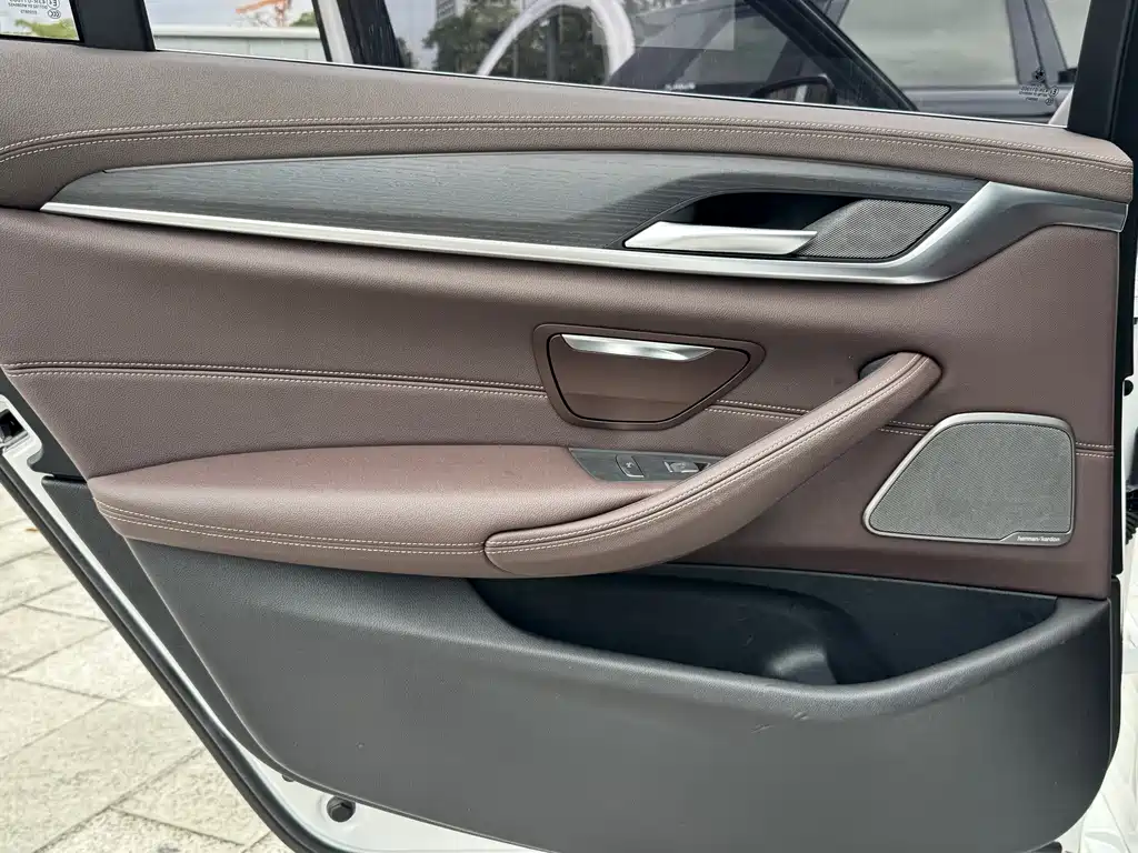 BMW 5 Series — миниатюра 15
