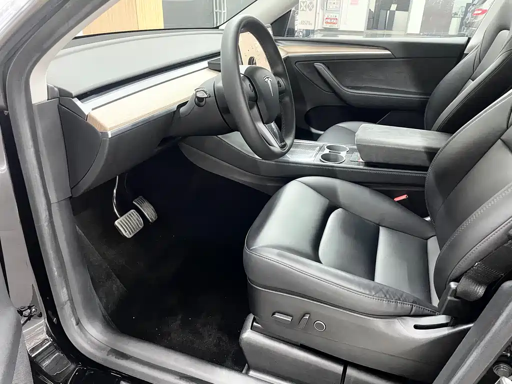 Tesla Model Y - фото 7