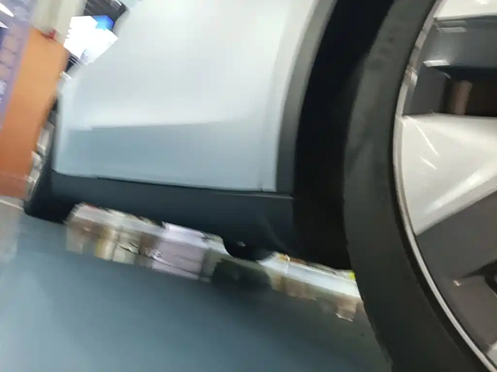 Tesla Model Y — миниатюра 21