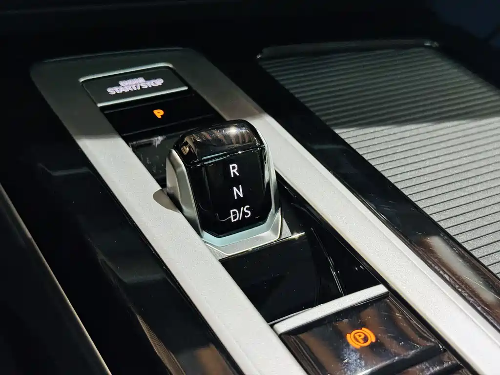 Volkswagen Tavendor 2023 380TSI R-Line