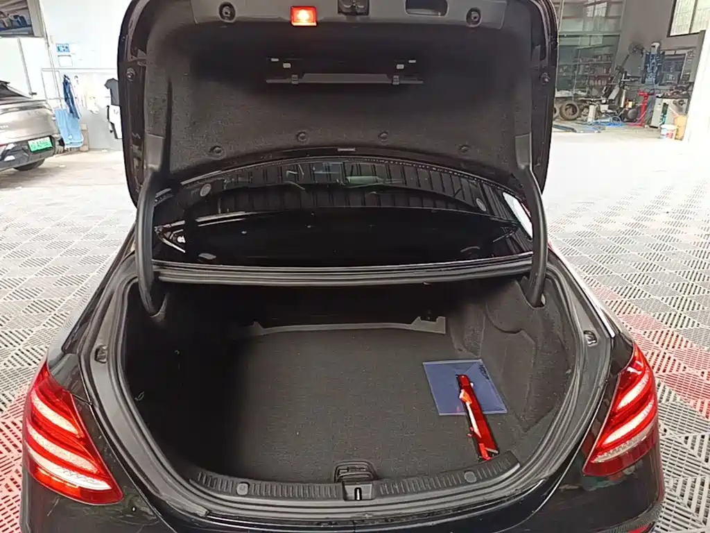 Mercedes-Benz E-Class — миниатюра 19