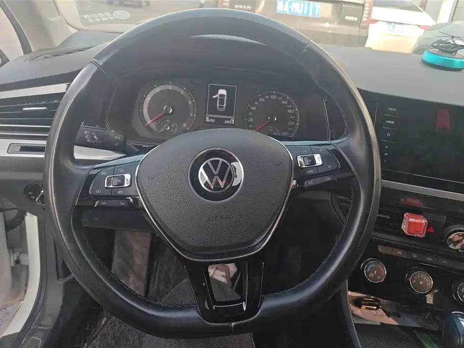 VOLKSWAGEN BORA
