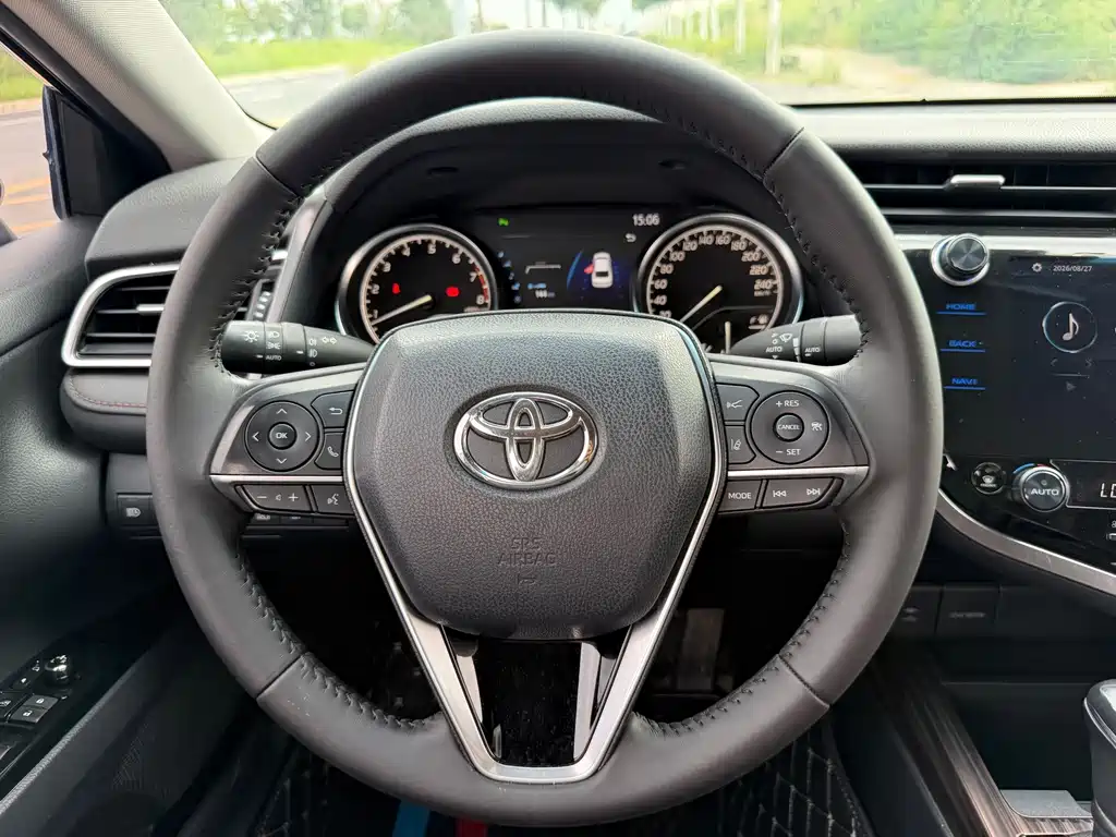Toyota Camry — миниатюра 11