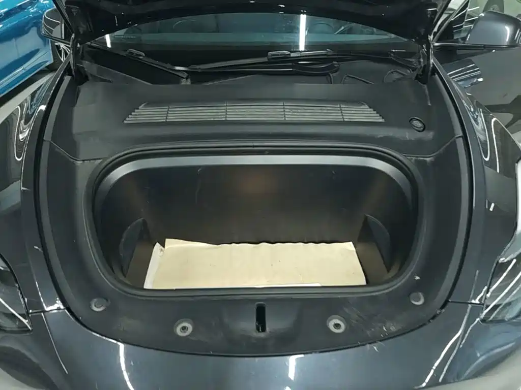 Tesla Model Y — миниатюра 20