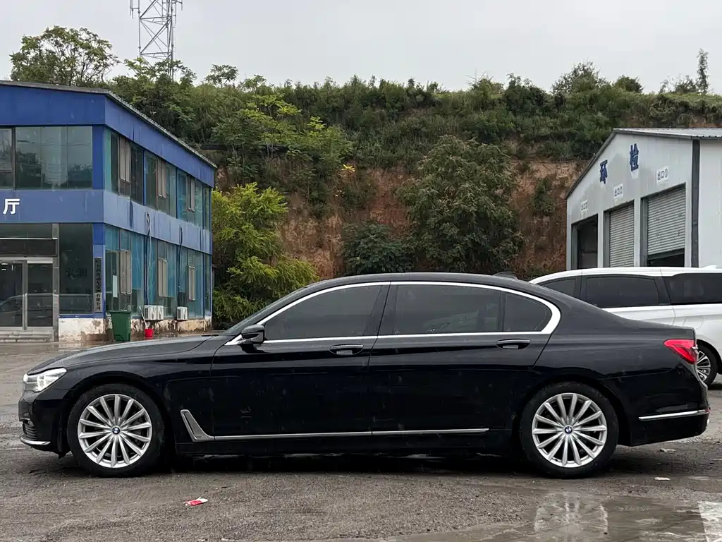 BMW 7 Series — миниатюра 7