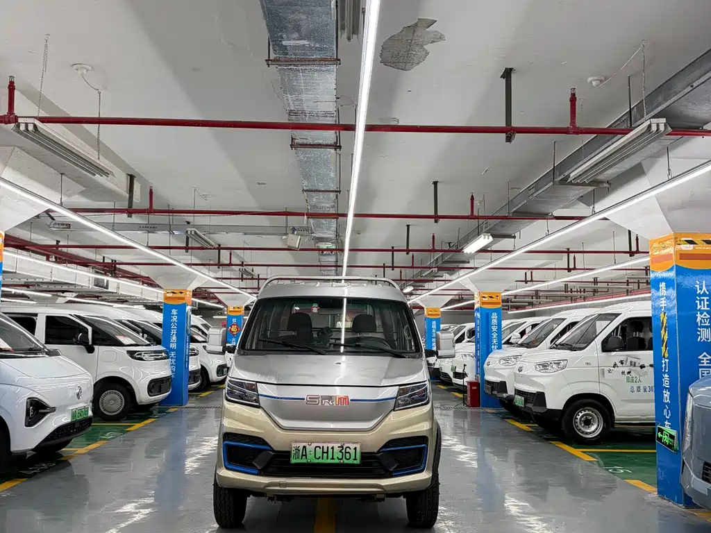 SRM Xinyuan T5L EV — миниатюра 2