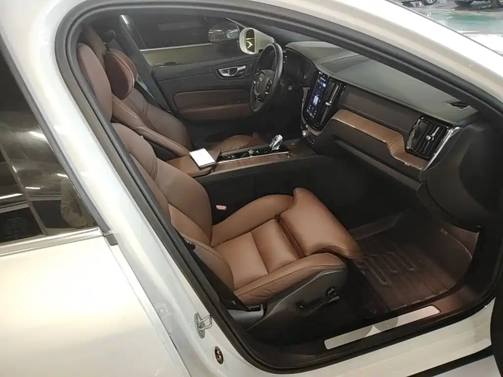 Volvo XC60 PHEV — миниатюра 25