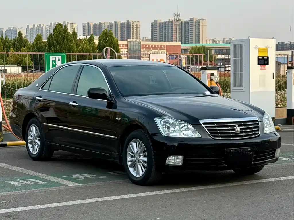 Toyota Crown — миниатюра 3