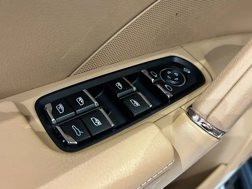 Porsche Cayenne — миниатюра 7