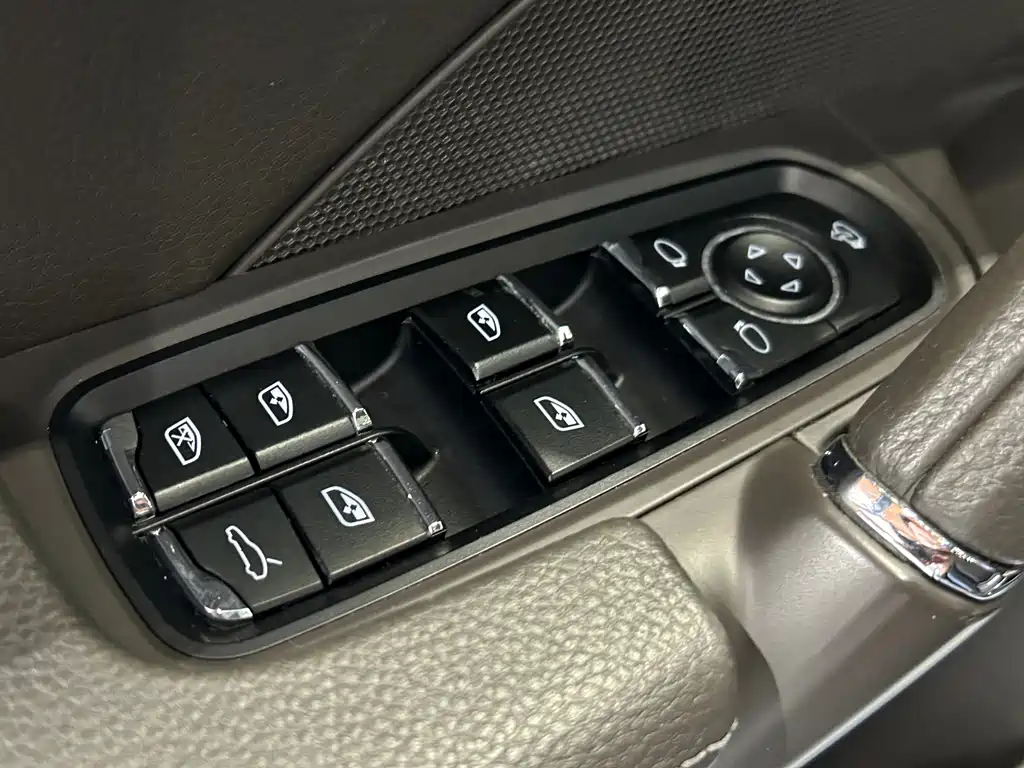 Porsche Cayenne — миниатюра 8