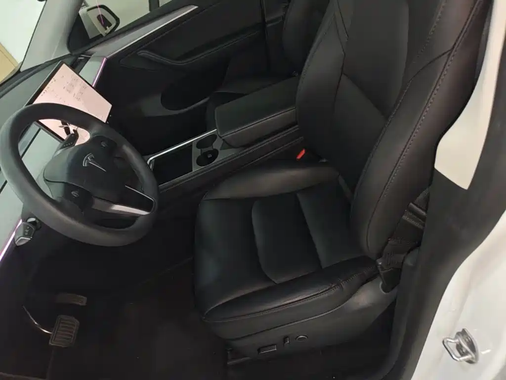 Tesla Model Y — миниатюра 15